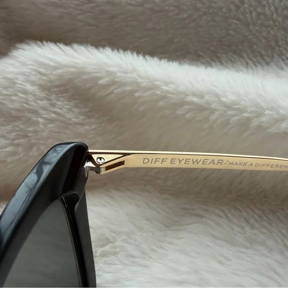 DIFF Becky IV Polarized Black Sunglasses - Picture 3 of 5